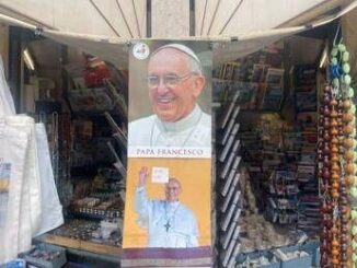 Papa Francesco dai portachiavi ai rosari tutti i gadget di Piazza San Pietro