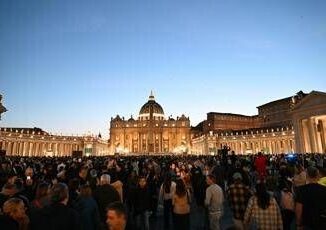 Papa Francesco il lungo addio a San Pietro migliaia in fila per Bergoglio