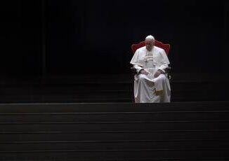 Papa Francesco la vita e il pontificato nel rogito posto nella bara Testimone di umanita