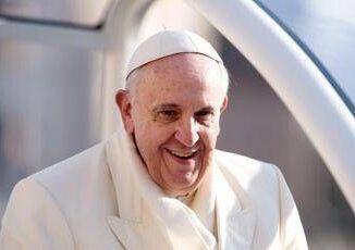 Papa Francesco labilita in cucina tra i risvolti inediti di Bergoglio