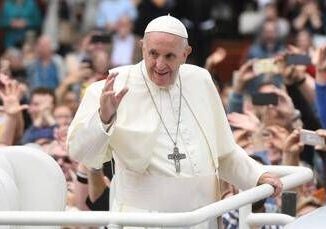 Papa Francesco le nuove regole per i funerali semplici dettate da Bergoglio