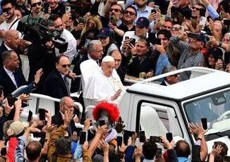Papa Francesco lultima apparizione Pasqua con bagno di folla in papamobile