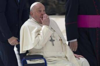 Papa Francesco morto, da 'The Couple' a 'GialappaShow': cosa non va in onda oggi 1 Papa Francesco morto da The Couple a GialappaShow cosa non va in onda oggi