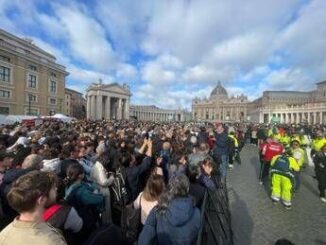 Papa Francesco riaperta San Pietro gia oltre 128mila persone per lomaggio Diretta