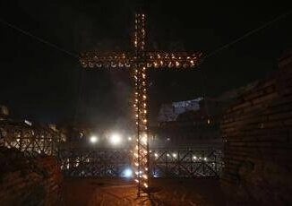 Papa ha preparato meditazioni Via Crucis al Colosseo sara guidata dal card. Reina