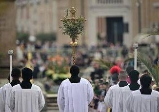 Papa omelia per la Domenica delle Palme Portiamo la croce di chi soffre accanto a noi