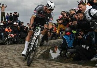 Parigi Roubaix Van der Poel trionfa in solitaria