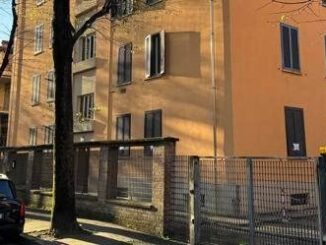 Parma donna trovata morta in casa interrogati due uomini