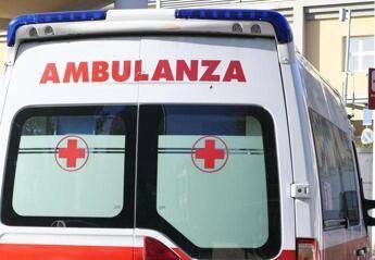 Roma bimbo incastrato con la mano in un tombino allasilo
