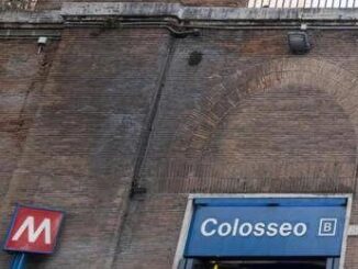 Roma rissa davanti a metro Colosseo accoltellato un 20enne
