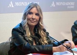 Selvaggia Lucarelli a Verissimo Chiara Ferragni Provo empatia per lei ha pagato abbastanza
