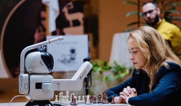 SenseRobot vince la sfida contro la Campionessa del Mondo di Scacchi 1 SenseRobot e la European Chess Union (ECU) hanno ufficialmente firmato un accordo di partnership strategica durante una cerimonia tenutasi a Rodi, in Grecia.