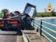 Sfonda guardrail e resta in bilico sul Po paura per camion a Cremona