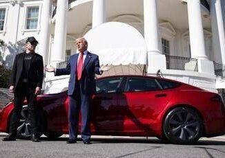 Tesla utili crollano e Musk prepara addio a Trump