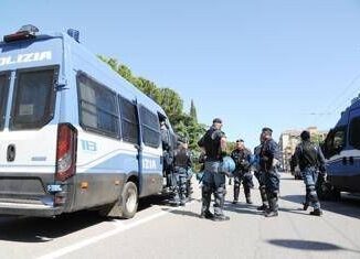 Torino scontri con forze ordine durante rave party feriti