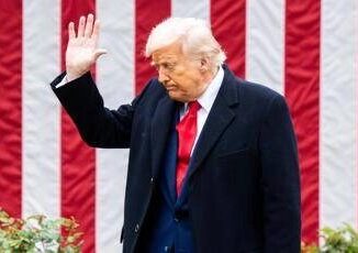 Trump e il terzo mandato da presidente spuntano magliette e cappellini