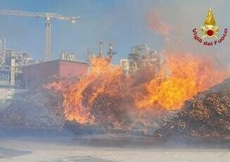 Udine incendio a Bicinicco in fiamme deposito scarti lavorazione del legno
