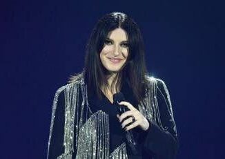 Una mia fan si nascose nella mia valigia il racconto di Laura Pausini