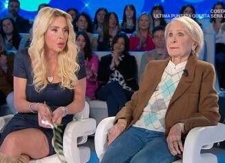 Valeria Marini e la mamma gelo a Domenica In Sbloccami il cellulare