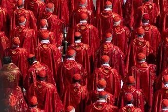 Verso il conclave, cardinali: “Sarà breve. Apprezziamo gesto Becciu”