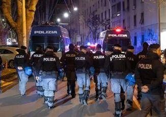 Via libera al decreto sicurezza tutele legali e bodycam per polizia. Meloni Norme sacrosante. Sit in e scontri a Roma
