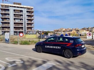 carabinieri Cagliari auto in cantiere edile