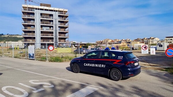 carabinieri Cagliari auto in cantiere edile