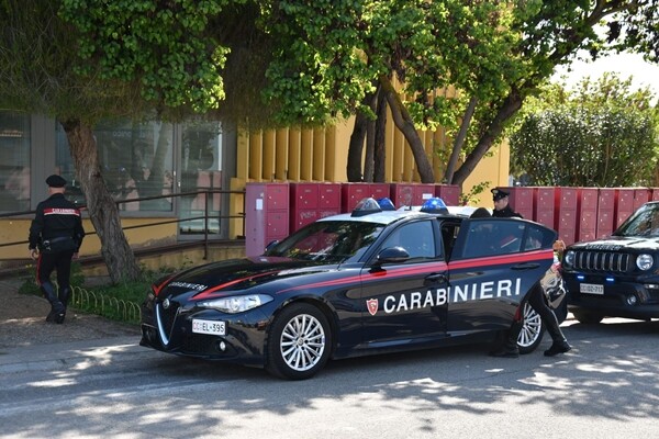 carabinieri con auto davanti a ufficio postale