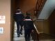 due carabinieri mentre salgono nelle scale di un condominio