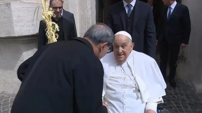 Il Papa a sorpresa in piazza San Pietro “Buona Settimana Santa”