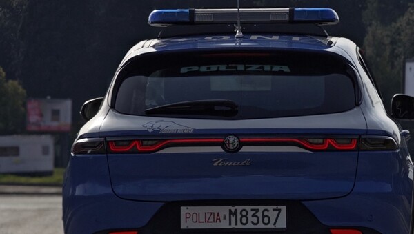 False paternità a Roma per permessi di soggiorno: tre arresti 1 auto polizia roma