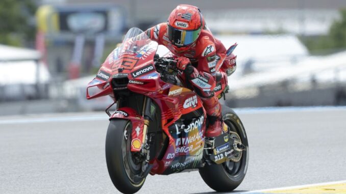 Marc Marquez vince anche la sprint di Le Mans, caduta per Bagnaia