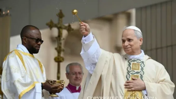 Papa “Costruiamo una chiesa di pace che apra le braccia al mondo”
