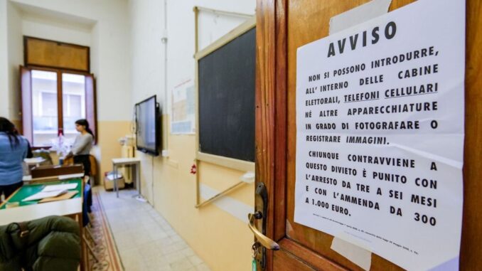 Riaperti i seggi per le Amministrative. Affluenza in calo al 43,85%