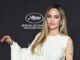 Angelina Jolie compie 50 anni dal film mancato con gli 883 a icona mondiale