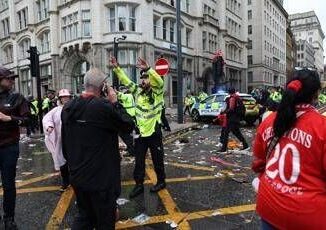 Auto travolge i tifosi alla parata del Liverpool arrestato un uomo