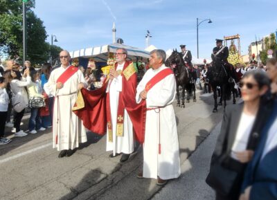 Olbia in festa per San Simplicio: tradizione, fede e petali di rosa 2 Mons. Fornaciari accompagna il Santo Patrono