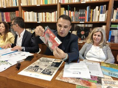 A Telti l'edizione 2025 del Premio Inzaina: grandi ospiti e tanta accoglienza 2 Matteo Sanna durante la conferenza stampa