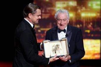 Cannes, DiCaprio consegna Palma d’Oro a De Niro: attacco a Trump dal palco