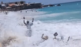 Caraibi onda travolge una coppia a riva e la scaglia contro le rocce Video
