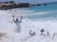 Caraibi onda travolge una coppia a riva e la scaglia contro le rocce Video