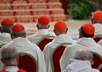 Conclave tre giorni di fumate nere I cardinali si fermano per un giorno