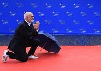 Edi Rama passione sneakers al vertice di Tirana le sfoggia ancora