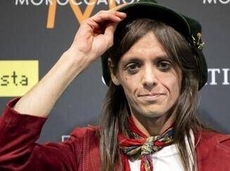 Eurovision oggi il debutto di Lucio Corsi il primo dopo 27 anni a suonare uno strumento sul palco