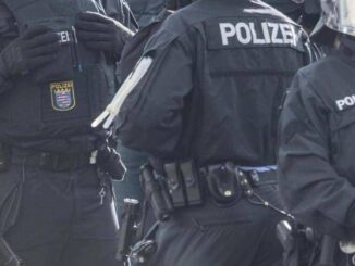Germania donna accoltella e ferisce due passanti a Monaco morta dopo sparo polizia