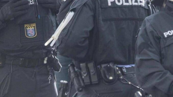 Germania, donna accoltella e ferisce due passanti a Monaco: morta dopo sparo polizia