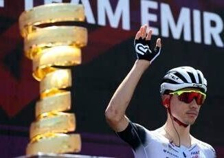 Giro dItalia Ayuso si ritira dopo la puntura di un calabrone