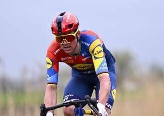 Giro dItalia Pedersen in maglia rosa prima tappa vinta in volata