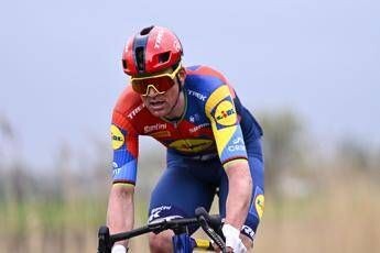 Giro d’Italia, Pedersen in maglia rosa: prima tappa vinta in volata