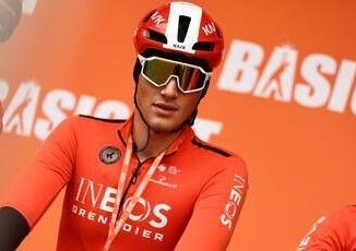 Giro dItalia Tarling vince seconda tappa. Roglic in maglia rosa